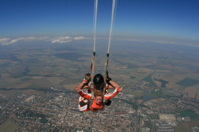 ÖFFNEN UND FLUG AM TANDEMFALLSCHIRM