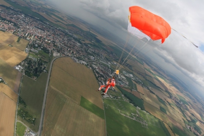 ÖFFNEN UND FLUG AM TANDEMFALLSCHIRM