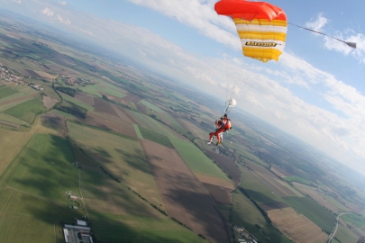 ÖFFNEN UND FLUG AM TANDEMFALLSCHIRM